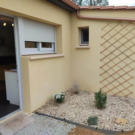 Charmante Maison Rénovée à Avec Clim Et Parking Privé - Fr-1-616-504